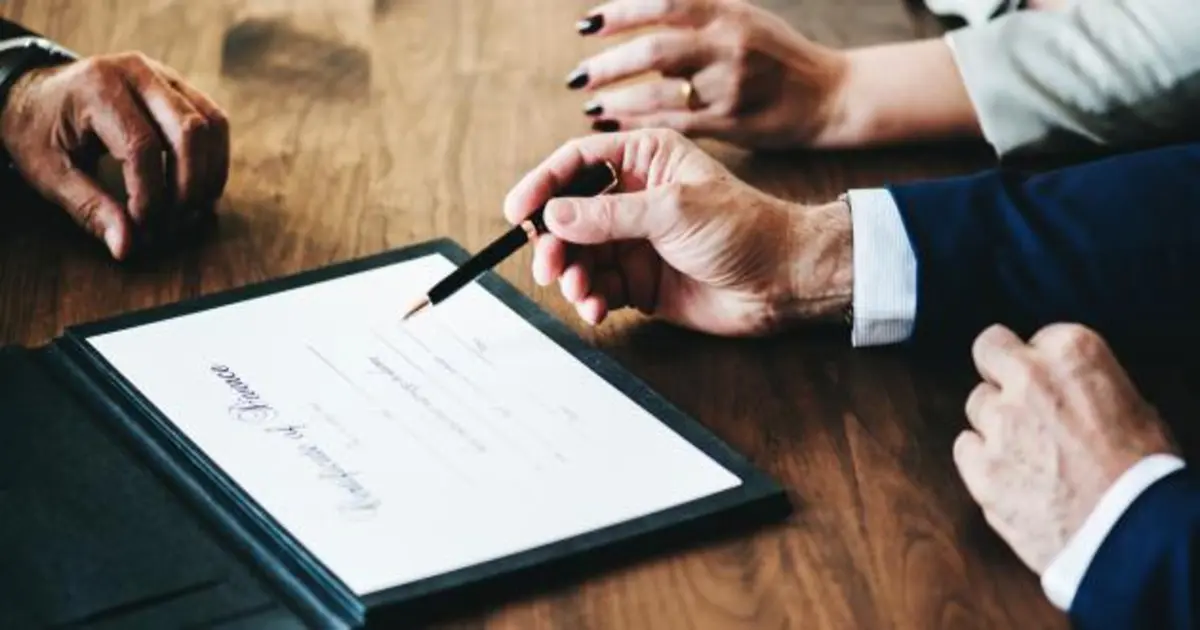 تعريف البطلان (بطلان عقد البيع) صورة عقد بيع توضح مفهوم بطلان عقد البيع في القانون المصري وأبرز الأسباب القانونية التي تؤدي إلى إبطال العقد أو انعدامه.