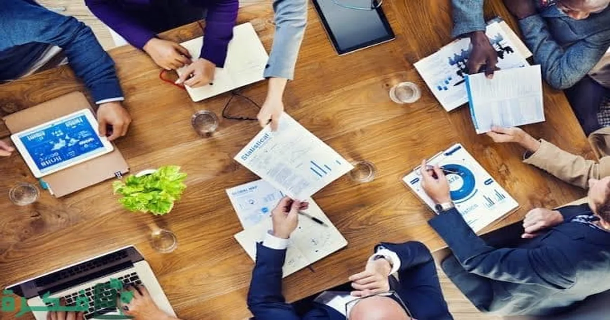 شركة التوصية البسيطة في مصر اجتماع عمل لمناقشة تأسيس الشركة بين الشركاء مع مراجعة الأوراق والتقارير المالية وخطة الإدارة.