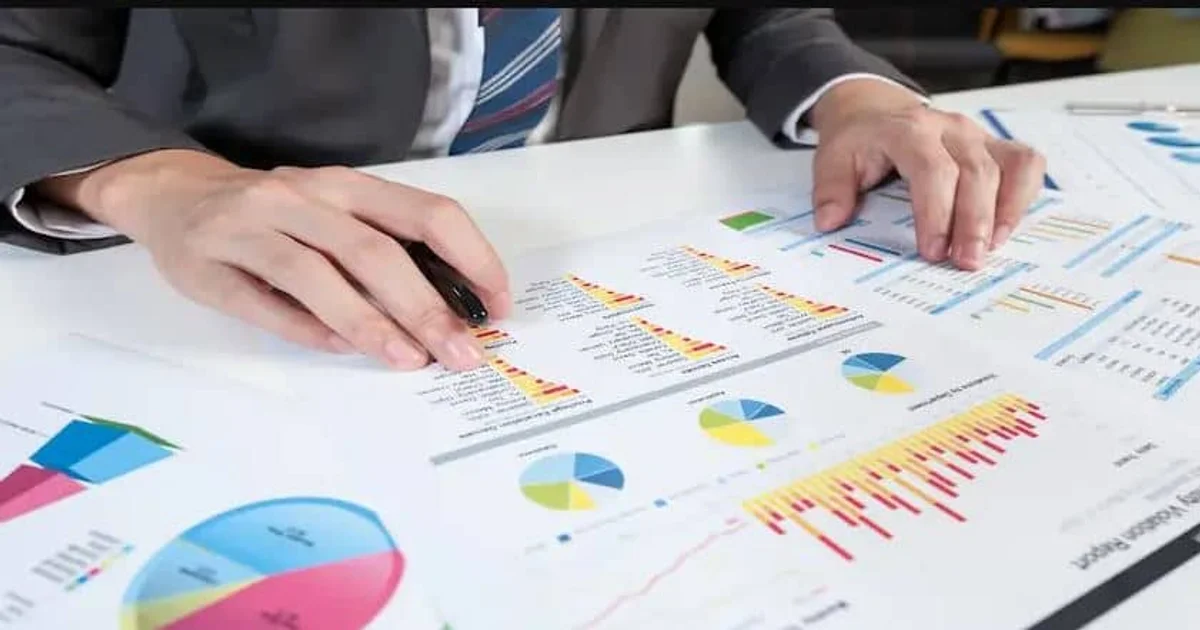 مراجعة تقارير مالية ورسوم بيانية توضح خصائص شركة المحاصة وآلية توزيع الأرباح والخسائر