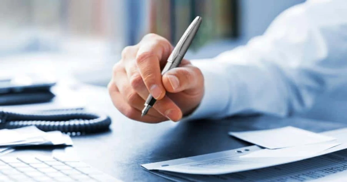 رأس مال شركة الشخص الواحد في مصر صورة تعبر عن توقيع مستندات التأسيس وتجهيز الأوراق القانونية والمالية اللازمة لبدء إجراءات الشركة