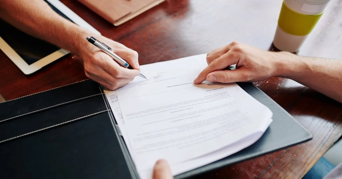 مسميات اطراف عقد ايجار شقة صورة عقد ايجار شقة تتضمن البيانات الأساسية والبنود القانونية المهمة مثل مدة الإيجار والأجرة ووصف العين المؤجرة في القانون المصري.