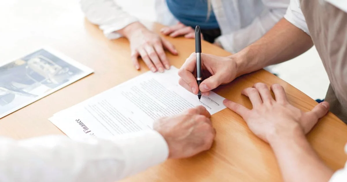 توقيع عقد شركة ذات مسؤولية محدودة في مصر بين الشركاء داخل اجتماع عمل، بما يعبر عن تأسيس الشركة ذات المسؤولية المحدودة وتوثيق العقود والإجراءات القانونية للشركات.