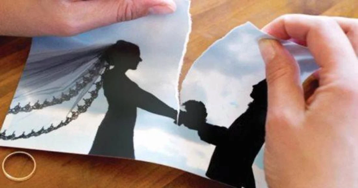 صورة تعبر عن الخلع الغيابي وتمزيق العلاقة الزوجية عند صدور حكم الخلع بدون حضور الزوج أو موافقته