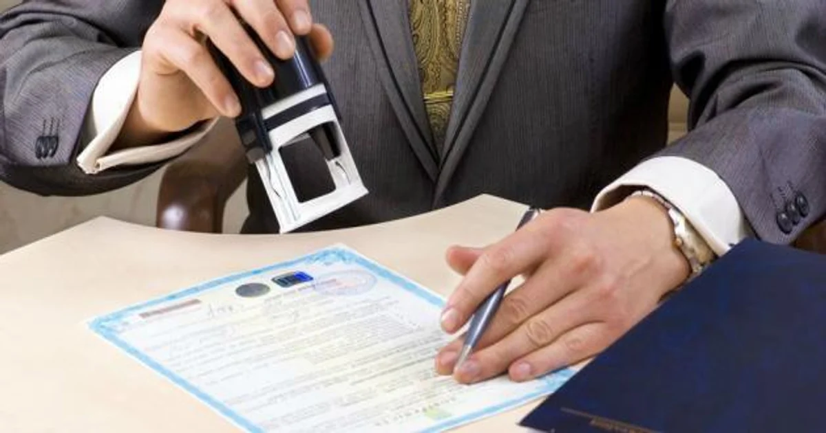 ختم مستند رسمي ضمن إجراءات تأسيس شركة في مصر مع توقيع الأوراق القانونية اللازمة لاستخراج المستندات واعتماد التأسيس.