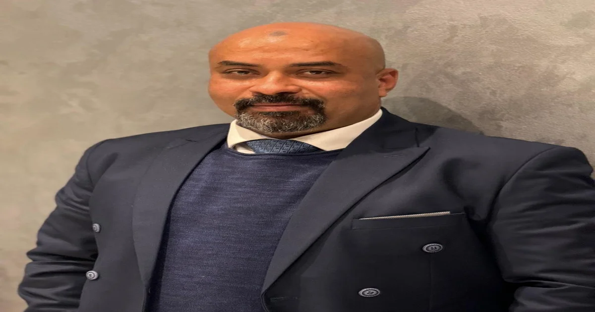 محامي شركات في مصر بملابس رسمية في صورة بورتريه احترافية تعبر عن الخبرة القانونية والاستشارات التجارية.