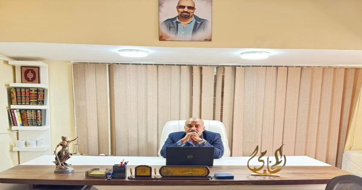 الأستاذ سعد فتحي سعد محامي في مصر داخل مكتبه القانوني في صورة تعبر عن الخبرة القانونية وتقديم الاستشارات والقضايا أمام المحاكم المصرية
