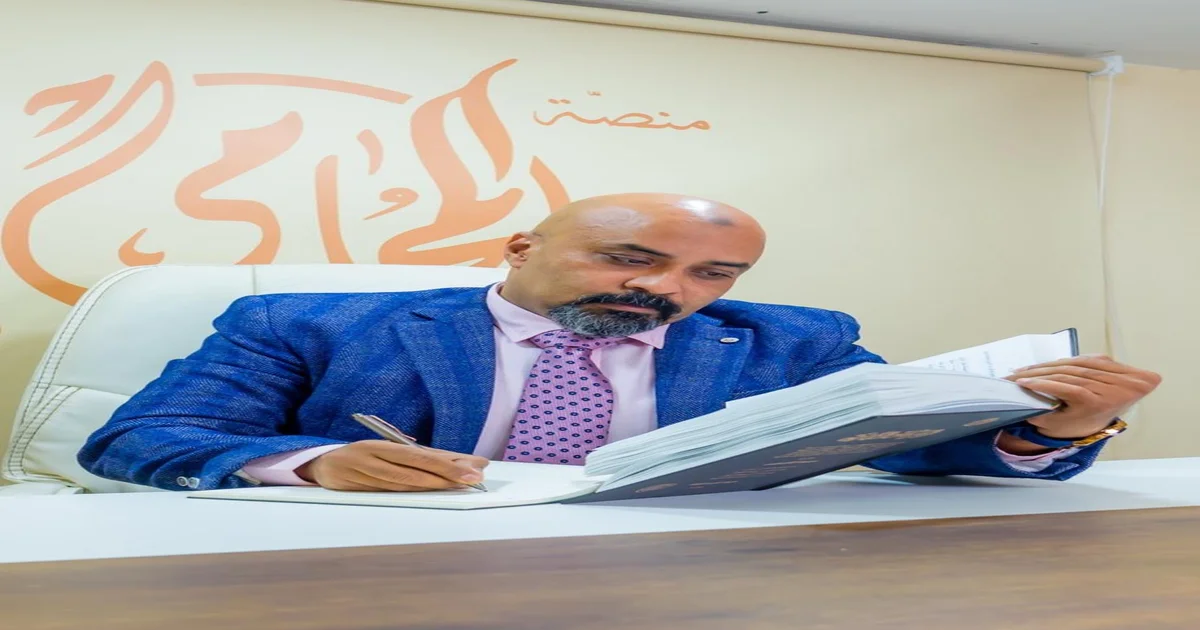 الأستاذ سعد فتحي سعد محام بالنقض والإدارية العليا يقدم مراجعة قانونية لملف قضية داخل مكتبه في مصر