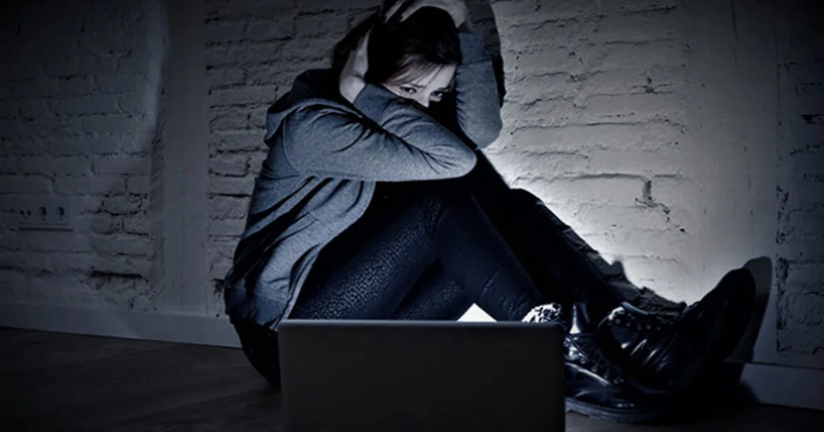 سيدة تتفاجأ برسالة ابتزاز إلكترونى تطلب تحويل أموال مقابل عدم نشر صور خاصة