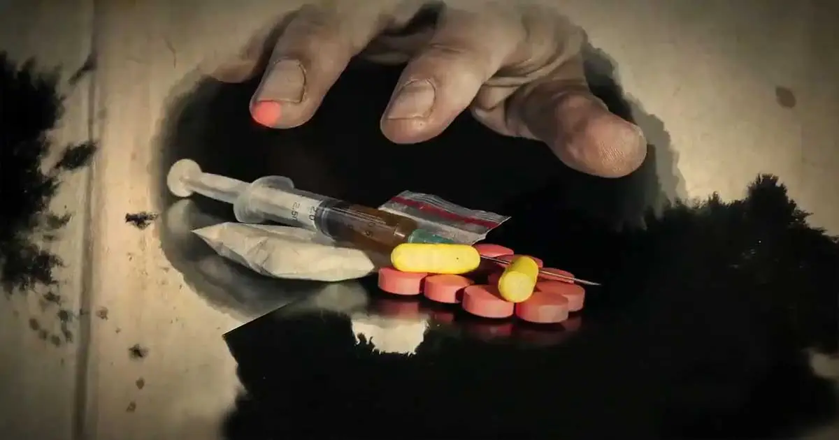 شرح جريمة تعاطي المخدرات داخل إطار قضائي مصري يوضح التكييف القانوني وسلامة الإجراءات والدفوع المؤثرة في القضية