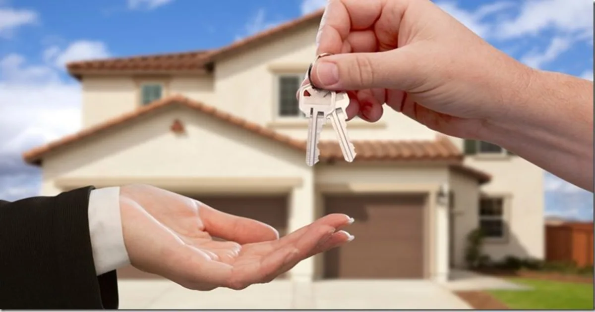 أحكام السمسرة في الفقه الإسلامي PDF يد تمسك مفتاحًا يرمز إلى عقد السمسرة في القانون المصري والبنود الأساسية والشروط القانونية والإجراءات العملية لإتمام الاتفاق بصورة صحيحة وآمنة قانونًا